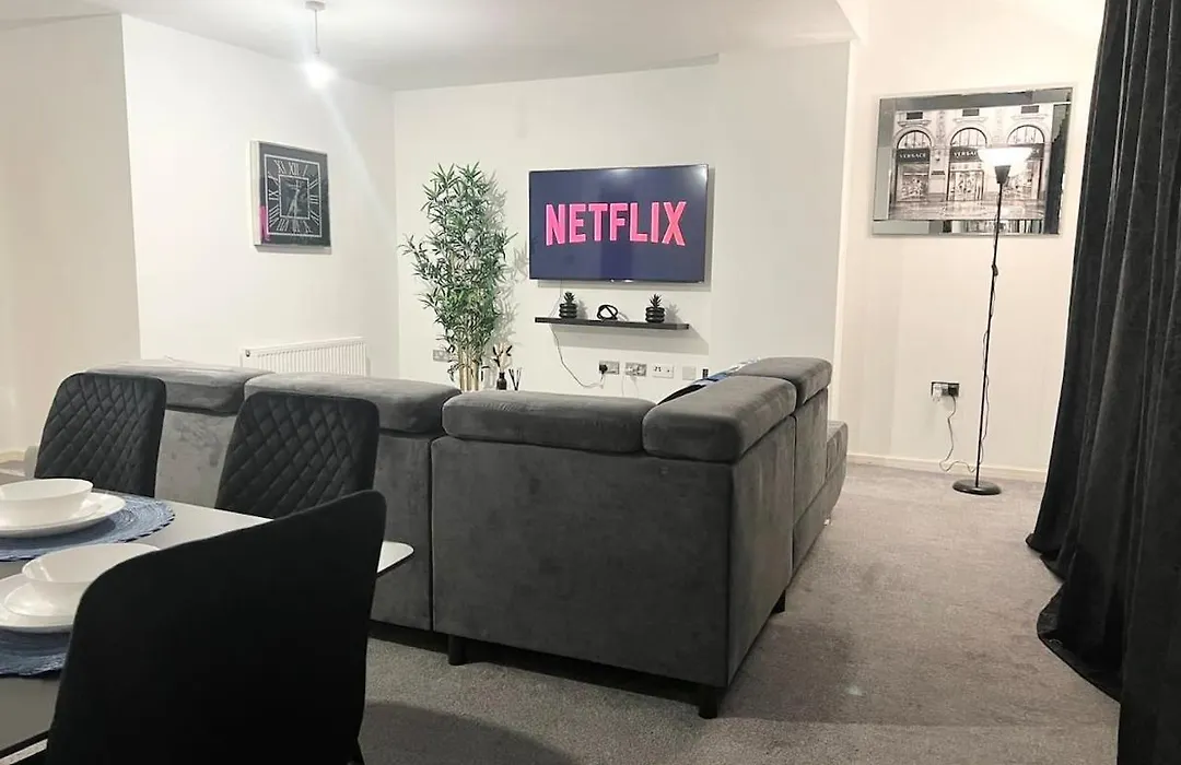 Secure Parking 3 Bedroom Stylish House With Garden-1