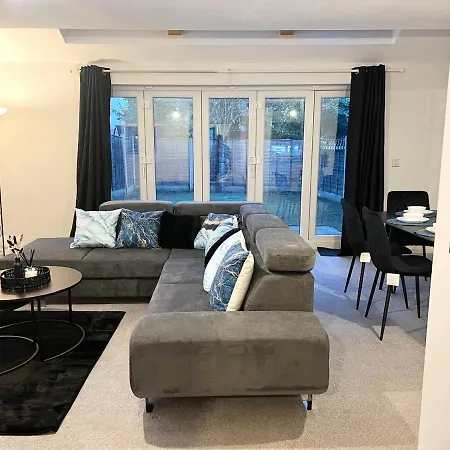 Secure Parking 3 Bedroom Stylish House With Garden-3
