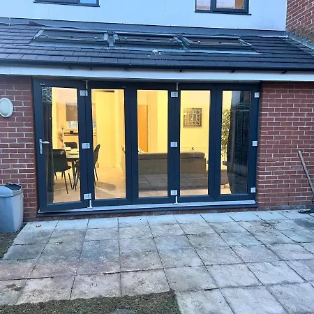 Secure Parking 3 Bedroom Stylish House With Garden-2