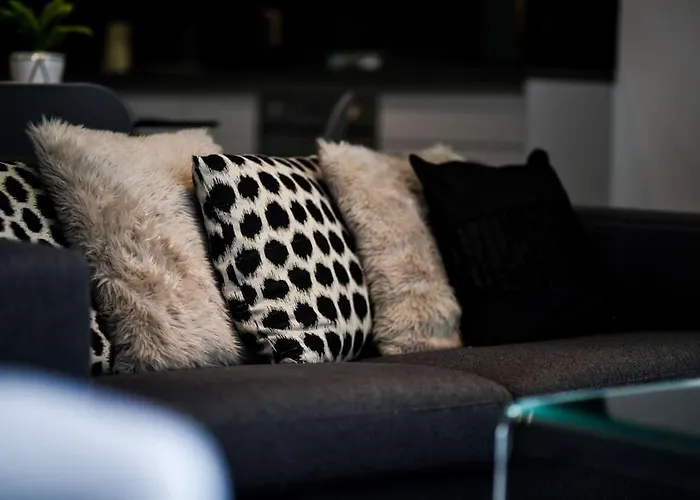 Modern 2 Bedroom Apartment - City Centre - Parking